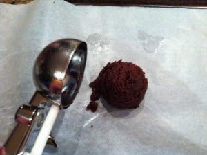Use an ice cream scoop leveled off to creat uniform portions of cake pop filling